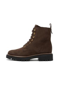 Botas de tobillo de ante marrón con ojales dorados, diseño con cordones, superficie texturizada y una suela de goma negra gruesa. Tapón en la parte posterior.