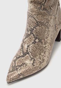 Tamaris Laarzen - beige snake