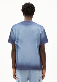 Blaues Baumwoll-T-Shirt mit einem Farbverlauf von hell nach dunkel. Kurze Ärmel, runder Halsausschnitt. Glatte Textur. Keine sichtbaren Muster oder Akzente.