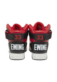 Baskets montantes rouges et noires avec un col rembourré, logo "EWING" blanc, accents rouges et fermeture à boucle avec le numéro 33 au dos.