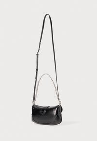 Schwarze Lederhandtasche mit kurvenförmiger Gestaltung, versehen mit einem silbernen Kettenakzent und einem abnehmbaren Schultergurt. Glatte Textur, minimalistisches Design.