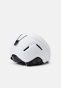 Weißer Helm mit glatter Oberfläche, Lüftungsöffnungen für Luftzirkulation, verstellbarer schwarzer Riemen und minimalistisches Design. Auffälliger verstellbarer Mechanismus auf der Rückseite.