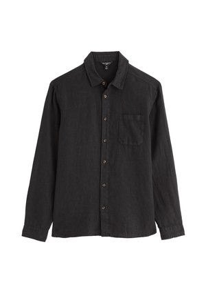 Čierna košeľa s dlhými rukávmi na gombíky, s výrazným golierom a jedným náprsným vreckom, zobrazená na ploche na bielom pozadí.