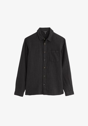 Fekete hosszú ujjú, gombos ing hegyes gallérral és egyetlen mellzsebbel, fehér háttér előtt laposan elhelyezve.