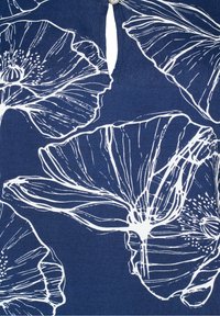 Tissu marine arborrant de grandes contours de fleurs blanches avec des détails complexes, y compris les pétales et les motifs centraux. Design en trou de serrure en haut.