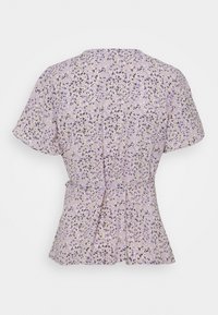 Světle fialová blůza s květinovým vzorem v tmavě fialové a žluté barvě, krátké rukávy a detail vázání v pase pro zdůraznění siluety.
