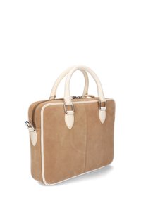 Brun ruskind laptop taske med hvide læderdetaljer, dobbelt topgreb, rektangulær form og sølv hardware. Lynlåslukning på toppen.