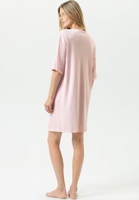 Rosa kortärmad nattskjorta med horisontella ränder. Mjuk, lätt tyg, knälång design, rund halsringning och avslappnad passform.