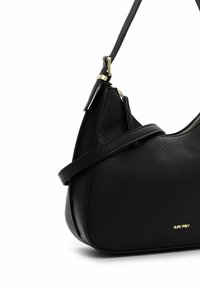 Borsa a mano in pelle nera con un design curvo e slanciato, superficie testurizzata e hardware in tonalità oro. Caratterizzata da una lunga tracolla regolabile per il trasporto.