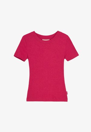 Damska koszulka z krótkim rękawem, prążkowana, w jasnoróżowym kolorze, z okrągłym dekoltem, ułożona płasko na białym tle.