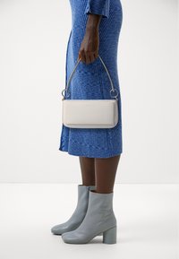 Calvin Klein Jeans SCULPTED SHOULDER POUCH MONO - Torbica - eggshell