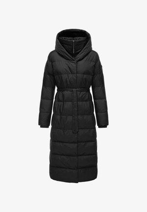 Schwarze Daunenjacke mit langer Silhouette, übergroßem Kapuzenrand, tailliertem Gürtel und gestepptem Material. Sie hat lange Ärmel und einen Reißverschluss vorn.