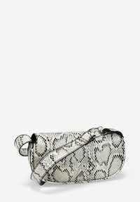 Bolso cruzado de estampado de serpiente en blanco y beige con forma curvada, correa ajustable y detalles en ribete negro. El patrón presenta texturas de escamas.