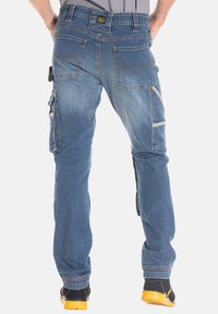 Pantalons cargo en denim bleu avec de multiples poches, des coutures contrastées et des coutures renforcées ; dotés d'une coupe droite et d'une coupe décontractée.