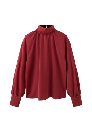 Blouse bordeaux à manches longues avec col montant plissé et larges poignets, coupe ample, présentée sur fond blanc.