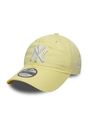 Gelbe Baseballkappe mit weiß gesticktem New York Yankees-Logo und verstellbarem Riemen, leicht schräg auf weißem Hintergrund gezeigt.
