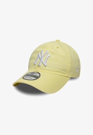 Gelbe Baseballkappe mit weiß gesticktem New York Yankees-Logo und verstellbarem Riemen, leicht schräg auf weißem Hintergrund gezeigt.
