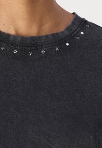 JDY JDYCARLA O NECK STUD - Apdrukāts T-krekls - phantom