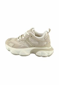 Beige Sportschuh aus Mesh und Wildledermaterialien, mit runder Zehenpartie, dicker Gummisohle und kontrastierenden hellen und dunklen Akzenten.