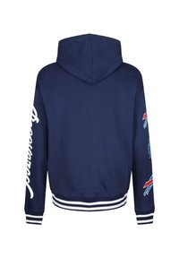 Marinblå hoodie med en vit logotyp på vänster ärm, randiga muddar och en huva med dragsko. Mjukt material, avslappnad passform, minimal detaljering.