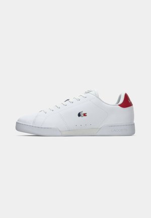 Witte leren sneakers met een rode hak, voorzien van een gestikt logo aan de zijkant, platte veters en een gestructureerde rubberen zool.
