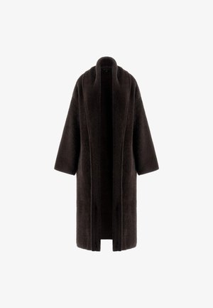 Cappotto lungo con apertura frontale in tessuto texturizzato marrone scuro, caratterizzato da maniche ampie e una silhouette rilassata senza chiusure.