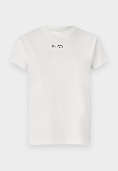 Fehér rövid ujjú póló, melynek mellkas közepén egy kis téglalap alakú címke található, rajta fekete-fehér nyomtatott számokkal.