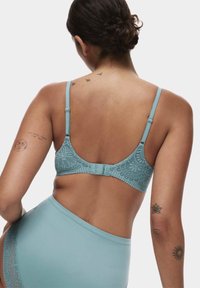 Sostén de encaje azul claro con tirantes ajustables y una parte posterior lisa. Patrón floral en el encaje, combinado con una parte inferior de cintura alta sin costuras.