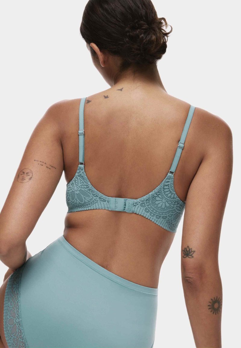 Sostén de encaje azul claro con tirantes ajustables y una parte posterior lisa. Patrón floral en el encaje, combinado con una parte inferior de cintura alta sin costuras.