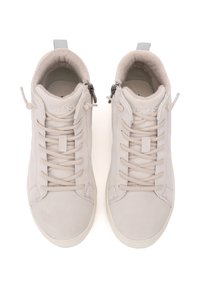 Lys grå høje sneakers lavet af en blanding af ruskind og læder, med en glat tekstur, snørebånd foran og lynlåse på siden for nem påtagning.
