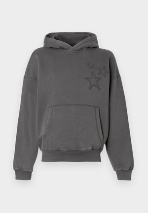 Grijze hoodie met een kangoeroezak, featuring drie geborduurde sterren in verschillende groottes aan de voorkant. Zacht materiaal met een relaxte pasvorm.