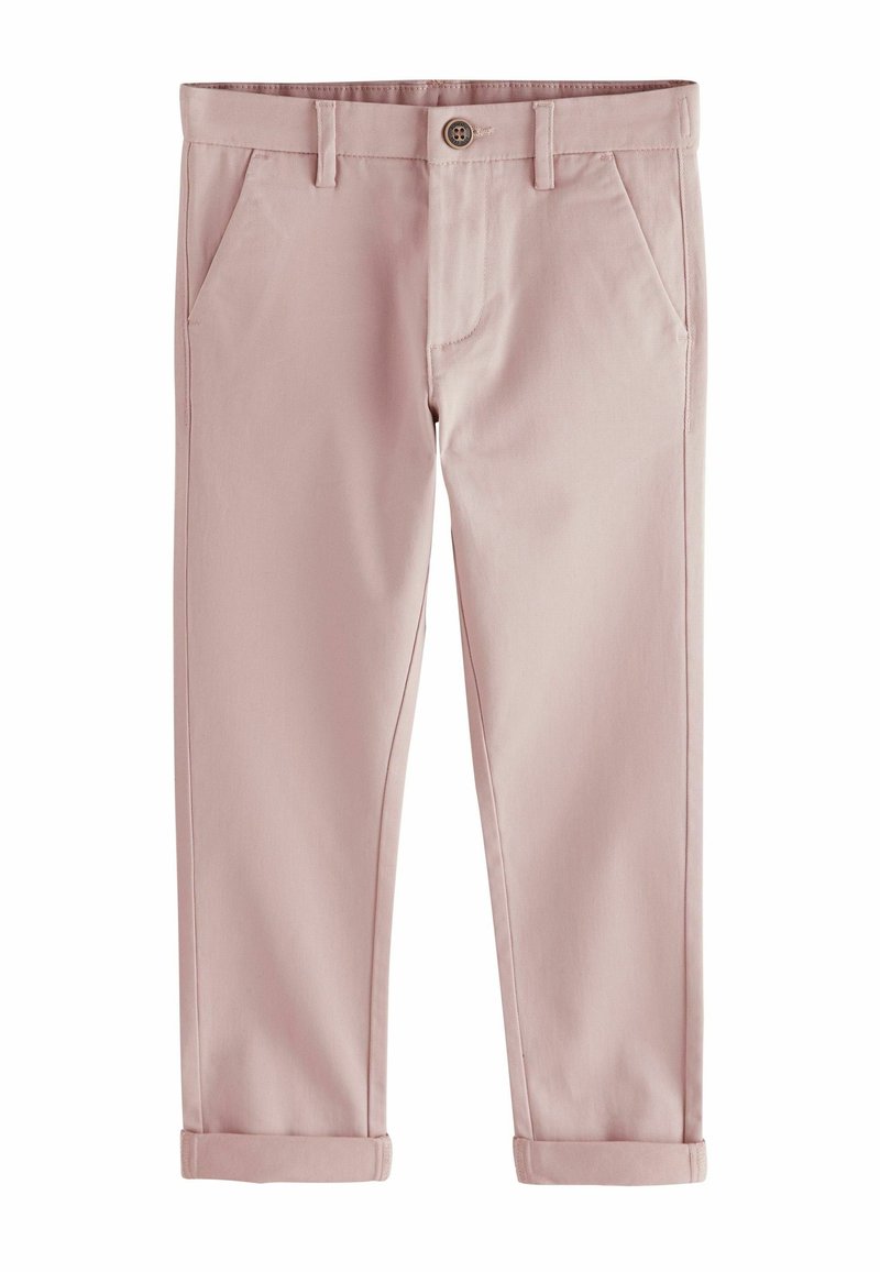 Pantalon court rose clair avec poches avant, passants de ceinture, fermeture à bouton et ourlets retroussés sur fond blanc.