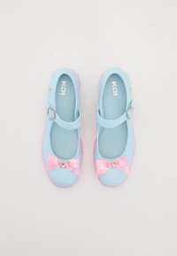 Jasnoniebieskie syntetyczne buty typu Mary Jane z różową gumową podeszwą, ozdobione różową kokardką i akcentem w kształcie serca na palcach oraz regulowanym paskiem.