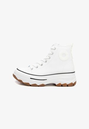 Zapatillas altas blancas con parte superior de lona texturizada, puntera redonda, suela de goma y una franja negra contrastante. Presenta un logo circular.