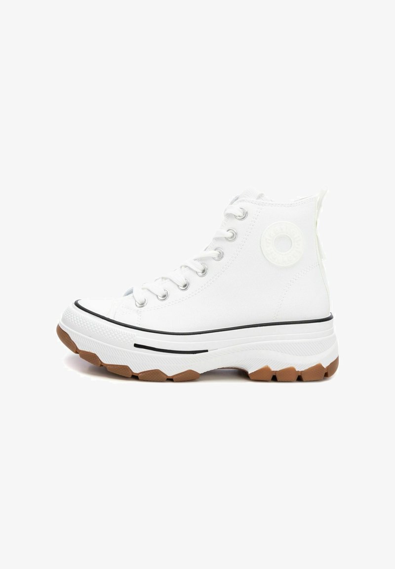 Zapatillas altas blancas con parte superior de lona texturizada, puntera redonda, suela de goma y una franja negra contrastante. Presenta un logo circular.