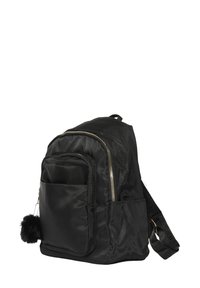 Zaino nero in nylon con molteplici scomparti con cerniera, finitura strutturata e un accento decorativo in pom-pon nero. Include spallacci regolabili.