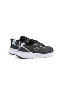 Zapatillas deportivas negras con una parte superior sintética suave, suela blanca y un logotipo prominente. Presenta un cuello acolchado y una suela exterior flexible con tracción.