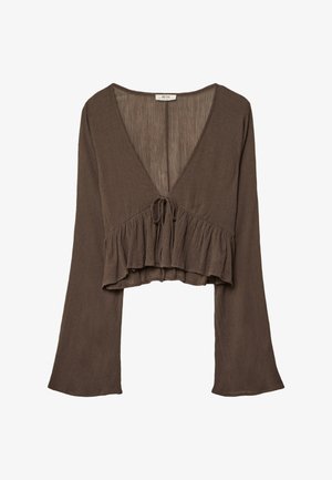 Bruine, loszittende blouse met een diepe V-hals, strikdetail in de taille en uitlopende mouwen. Gemaakt van textuurstof met een gerimpelde zoom.