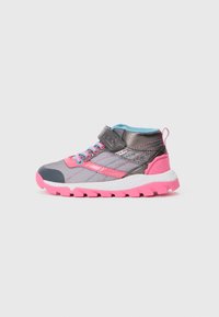 Zapatillas de media caña para niños en gris con acentos rosas, suela rosa, forro azul, correa ajustable y parte delantera con cordones sobre un fondo blanco.