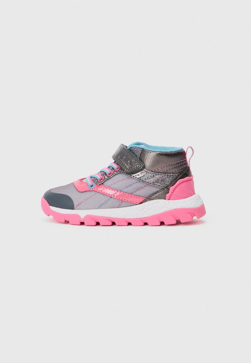 Zapatillas de media caña para niños en gris con acentos rosas, suela rosa, forro azul, correa ajustable y parte delantera con cordones sobre un fondo blanco.