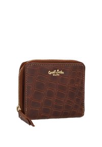 Braune Lederbrieftasche mit Krokodilprägung, goldenem Reißverschluss und vorne eingeprägtem „Gusti Leder“-Logo.