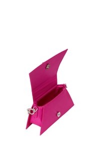 Fuchsia syntetisk kuvert-clutch med snaplukning og indvendig rum. Har en dekorativ kædeaccent på siden.