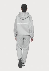 Pegador ATNA LOGO - Sportinis megztinis - washed sky grey/white