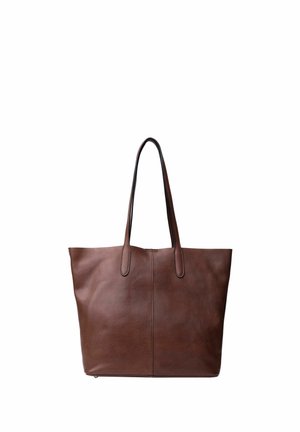 Braune Leder-Tote-Tasche mit zwei langen Griffen, glatter Textur und vertikalem mittigem Steppnähte, dargestellt vor weißem Hintergrund.