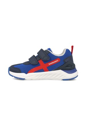 Zapatilla infantil azul y marino con detalles rojos, dos tiras de velcro, suela blanca y logo "biomecanics" en el lateral.