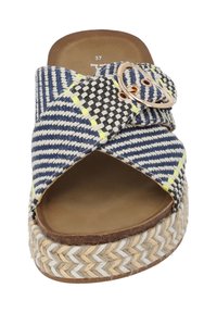Espadrilles intrecciate con design a strisce incrociate in blu, nero e bianco con accenti fluorescenti, e una fibbia decorativa in tonalità oro.