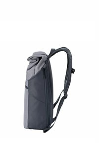 Sac à dos en tissu gris au design épuré, fermeture à rouleau, bretelles rembourrées réglables et poche latérale zippée.