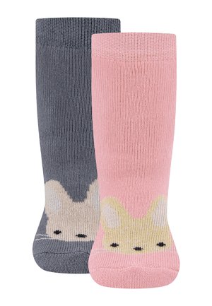 Zwei kniehohe Socken, eine rosa und eine grau, jeweils mit einem niedlichen Hasengesicht-Design in der Nähe des Zehenbereichs.