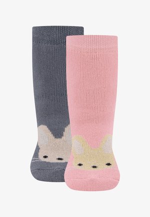 Zwei kniehohe Socken, eine rosa und eine grau, jeweils mit einem niedlichen Hasengesicht-Design in der Nähe des Zehenbereichs.