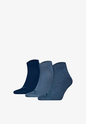 Drie paar enkelsokken in donkerblauw, lichtblauw en gemeleerd grijs. Elk paar heeft geribbelde boorden en textuurstoffen.